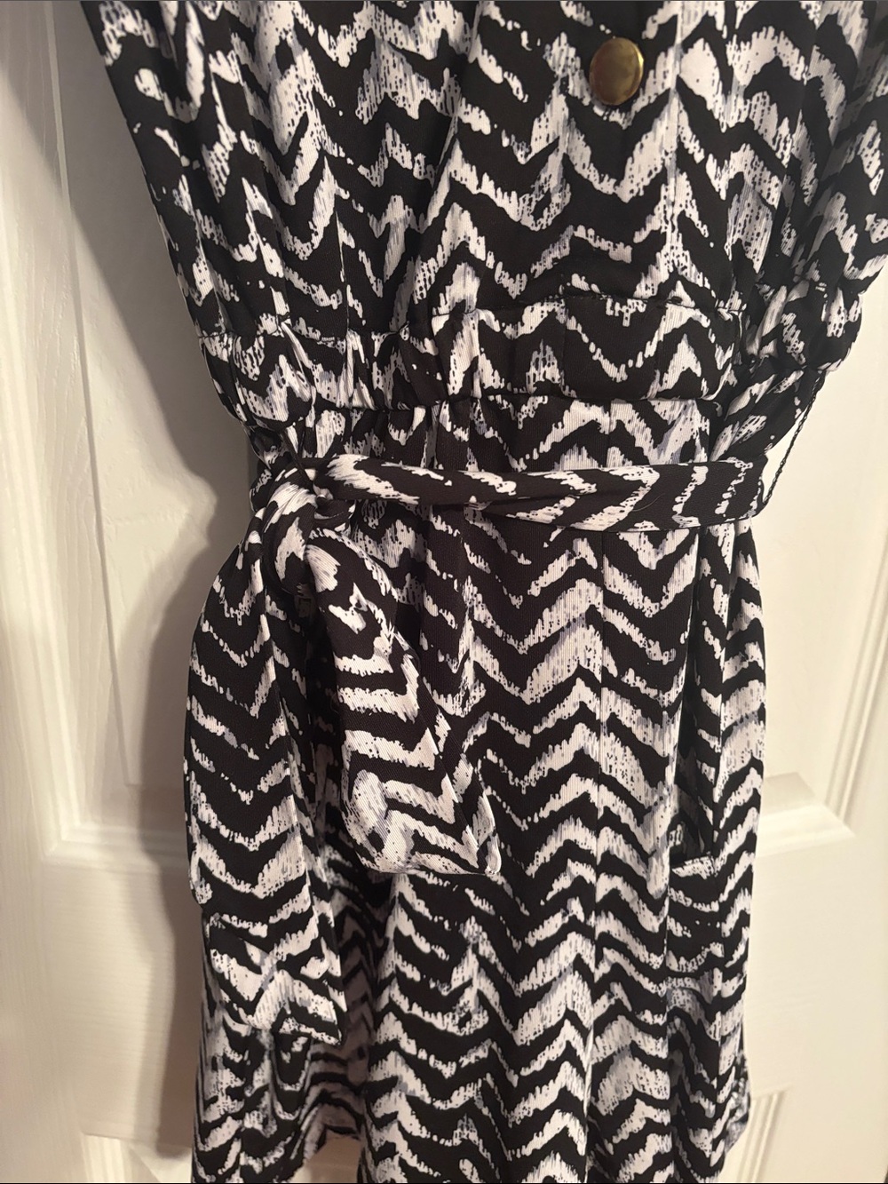 VENUS Black and White Sleeveless chevron print V-Neck Tie-Waist romper size XS - Picture 9 of 12
